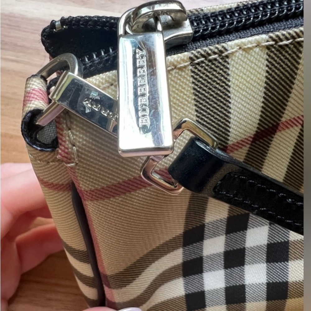 Burberry London Mini Pochette - NOVA CHECK
Vintage Shoulder Bag - Picture 6 of 16